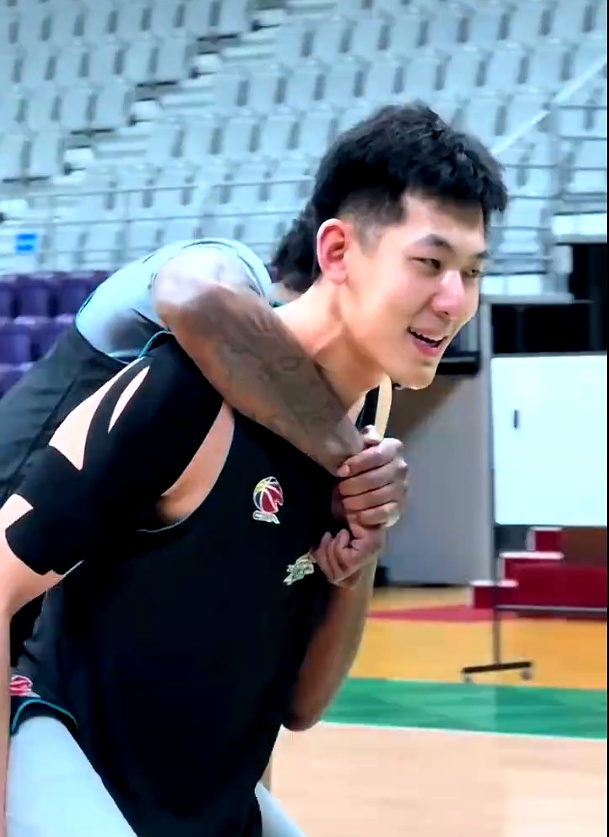 辽宁男篮全队状态火热，深邃领跑